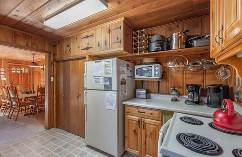 Ridgewood Cabin | *30 NIGHT MINIMUM*Economical Cabin, Loft, Gas FP & Patio "On Huis Cabin"