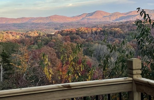 Blue Ridge Cabin | 30% OFF Oct 26-29 ❤️BESTMtnView-Adult PoolTable-PingPong-Foosball-Playgrnd-Hottub