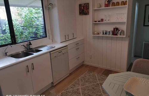Snells Beach Apartment | 30 steps to beach