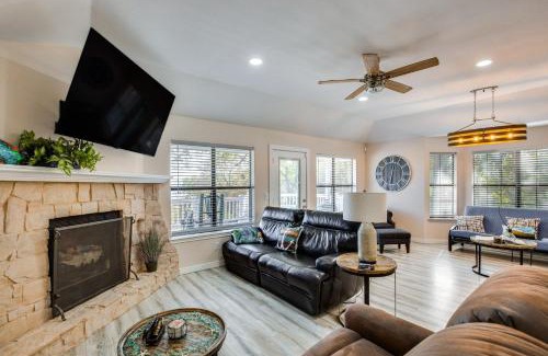 Kingston House | 300 Feet to Lake Texoma Modern Home with Deck!