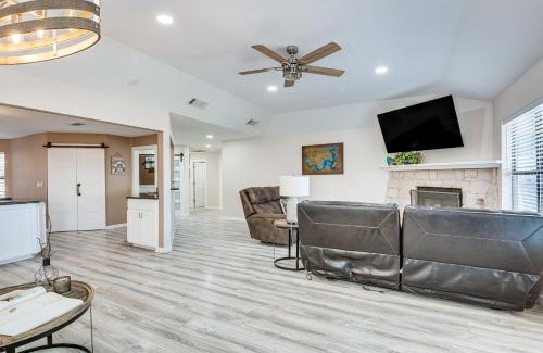 Kingston House | 300 Feet to Lake Texoma Modern Home with Deck!