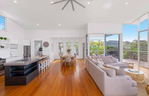 Lake Cathie House | 300 m² House ∙ 4 bedrooms ∙ 10 guests
