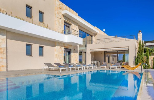Plaka House | 300 m² House ∙ 4 bedrooms ∙ 9 guests