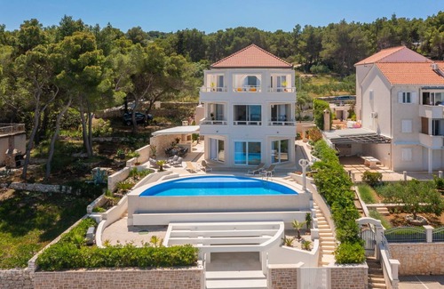 Sutivan Villa | 300 m² Villa ∙ 4 bedrooms ∙ 8 guests