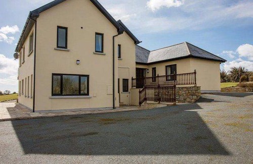 Ardmore Villa | 300 m² Villa ∙ 5 bedrooms ∙ 11 guests