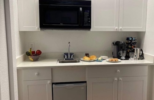 Vero Beach Apartment | 300 Steps to BEACH; 2 Bikes; Beach Gear; 4 HOLE Putting & Chipping GREENS