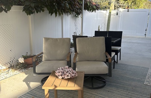 Vero Beach Apartment | 300 Steps to BEACH; 2 Bikes; Beach Gear; 4 HOLE Putting & Chipping GREENS