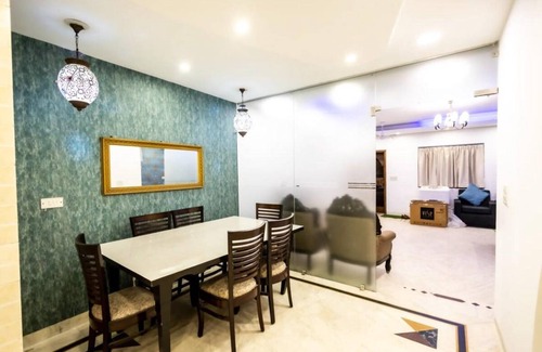 Vasant Kunj Apartment | 3000 m² Apartment ∙ 5 bedrooms ∙ 12 guests