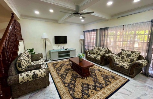 Bandar Tun Razak House | 3000 m² House ∙ 4 bedrooms ∙ 12 guests