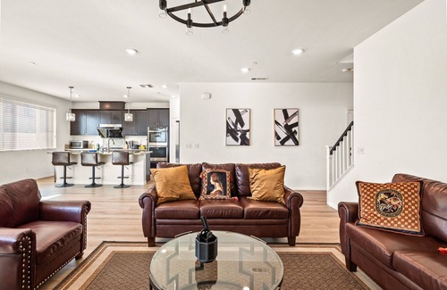 Ontario House | 3000 sqft warm home