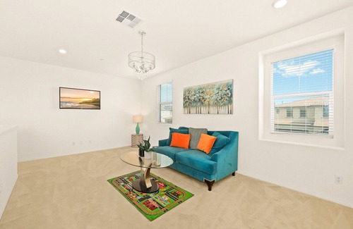Ontario House | 3000 sqft warm home
