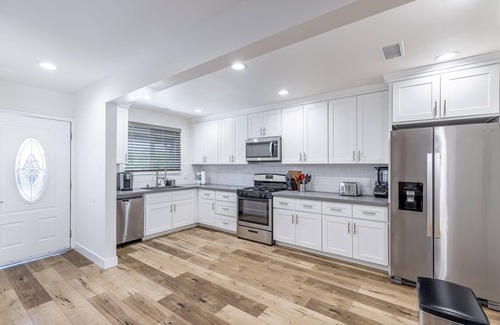Reseda Villa | *3000sf 6BR! Htd Sparkling Pool, Cabana, BBQ!*