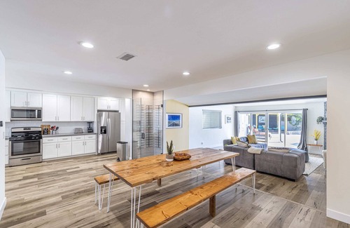 Reseda Villa | *3000sf 6BR! Htd Sparkling Pool, Cabana, BBQ!*