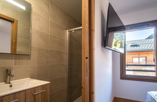 Champagny-en-Vanoise Apartment | 300m from ski slopes, 2nd floor, balcony, parking, tv, 71m², Champagny-en-Vanoise