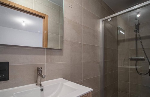 Champagny-en-Vanoise Apartment | 300m from ski slopes, 2nd floor, balcony, parking, tv, 71m², Champagny-en-Vanoise