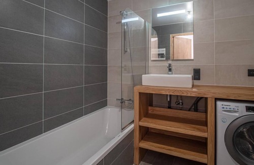 Champagny-en-Vanoise Apartment | 300m from ski slopes, 2nd floor, balcony, parking, tv, 71m², Champagny-en-Vanoise