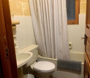 Qala House | 300y/o Farmhouse BLUE LAGOON VIEWS/AC/POOL QALA