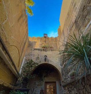 Qala House | 300y/o Farmhouse BLUE LAGOON VIEWS/AC/POOL QALA