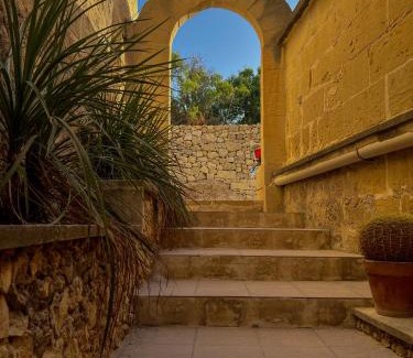 Qala House | 300y/o Farmhouse BLUE LAGOON VIEWS/AC/POOL QALA