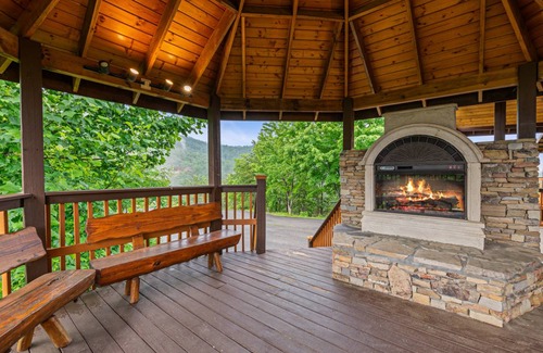 Wears Valley Cabin | 303 m² Cabin ∙ 6 bedrooms ∙ 18 guests