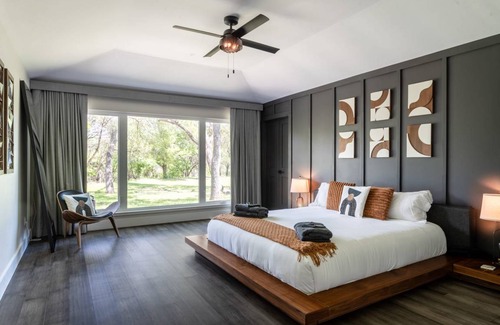 West Oak Hill House | 305 m² House ∙ 4 bedrooms ∙ 9 guests
