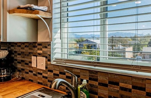 University Heights Apartment | 305 Princeton Suite 7 Overlooking NobHill