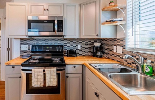 University Heights Apartment | 305 Princeton Suite 7 Overlooking NobHill