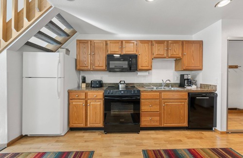 Olympic Valley Condo | 306 | Loft Getaway for 6 Pool + Trails Await!