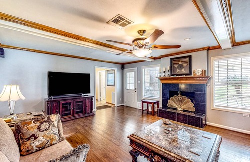 Houston House | 307 m² House ∙ 4 bedrooms ∙ 8 guests