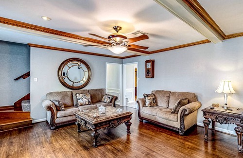 Houston House | 307 m² House ∙ 4 bedrooms ∙ 8 guests