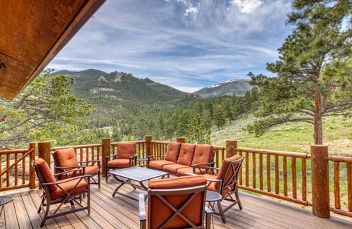 Estes Park Cabin | 308 m² Cabin ∙ 5 bedrooms ∙ 16 guests