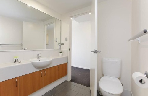 Ascot Apartment | 308 Modern Aparment clost to River, City and Airport