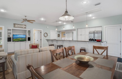 White's Gulfview House | 30A Beach Bungalow in Inlet: Steps from Sea, Pool with Golf Cart & Cruiser Bikes