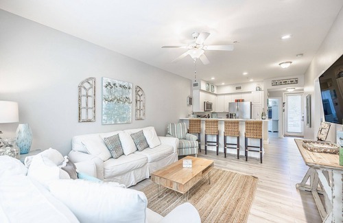 Santa Rosa Beach Condo | 30A ☀️ Pool | Gym | Beach Chairs | Gated | Sling Streaming | Fire TV ☀️ Cart Charge Area