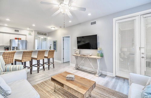 Santa Rosa Beach Condo | 30A ☀️ Pool | Gym | Beach Chairs | Gated | Sling Streaming | Fire TV ☀️ Cart Charge Area
