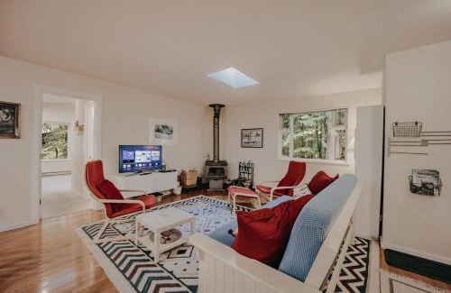 Warnick House | 30GS - BBQ - Hot Tub - Wi-Fi - Pets Okay - Sleeps 8 cabin