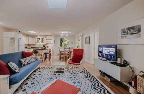 Warnick House | 30GS - BBQ - Hot Tub - Wi-Fi - Pets Okay - Sleeps 8 cabin