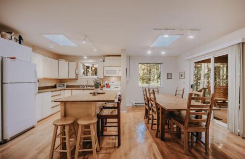 Warnick House | 30GS - BBQ - Hot Tub - Wi-Fi - Pets Okay - Sleeps 8 cabin