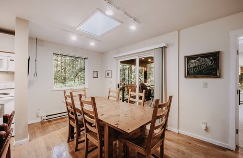 Warnick Cabin | 30GS - BBQ - Hot Tub - Wi-Fi - Pets Okay - Sleeps 8 by RedAwning