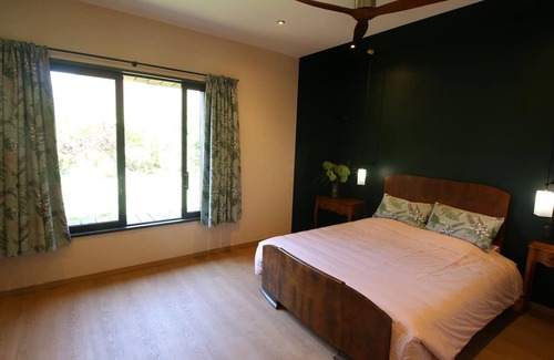La Ferte-Saint-Aubin Bed & Breakfast | 30s-style guest room with breakfast included, 180 cm bed, Wifi