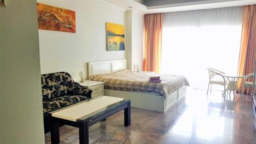 Na Kluea Apartment | 30th floor beach condo with stunning sea views