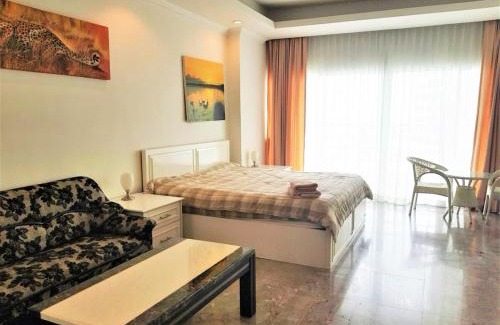 Na Kluea Apartment | 30th floor beach condo with stunning sea views