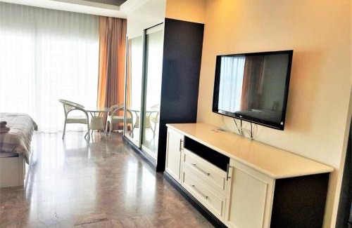 Na Kluea Apartment | 30th floor beach condo with stunning sea views