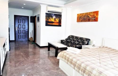 Na Kluea Apartment | 30th floor beach condo with stunning sea views