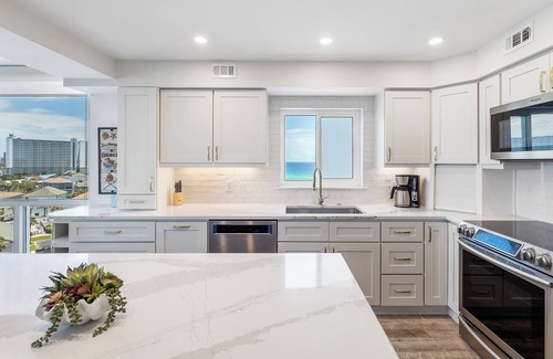Holiday Isle Condo | 3101 Shoreline Towers Beachfront Rental - Free Beach Setup