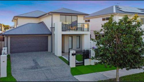 Kippa-Ring House | 313 m² House ∙ 4 bedrooms ∙ 8 guests