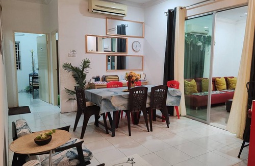 Kampung Semariang House | 315 m² House ∙ 4 bedrooms ∙ 20 guests