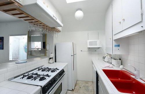 Avalon House | 319CE 319 Clemente