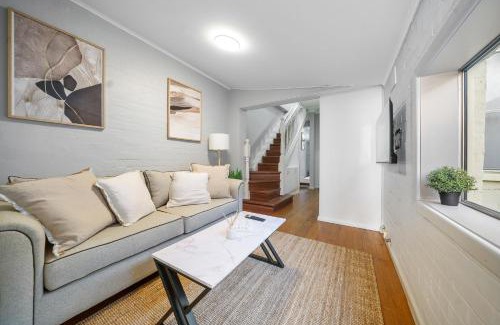 Beaconsfield House | 31Bea ABNB-Style 3BR House, 9 mins to train, Nr Gunyama Aquatic Park