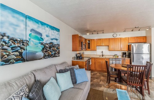 Diamond Head - Kapahulu - St. Louis Condo | 31st-Floor Oceanview Oasis | Steps to Waikiki Beach with Full Kitchen and Free Parking